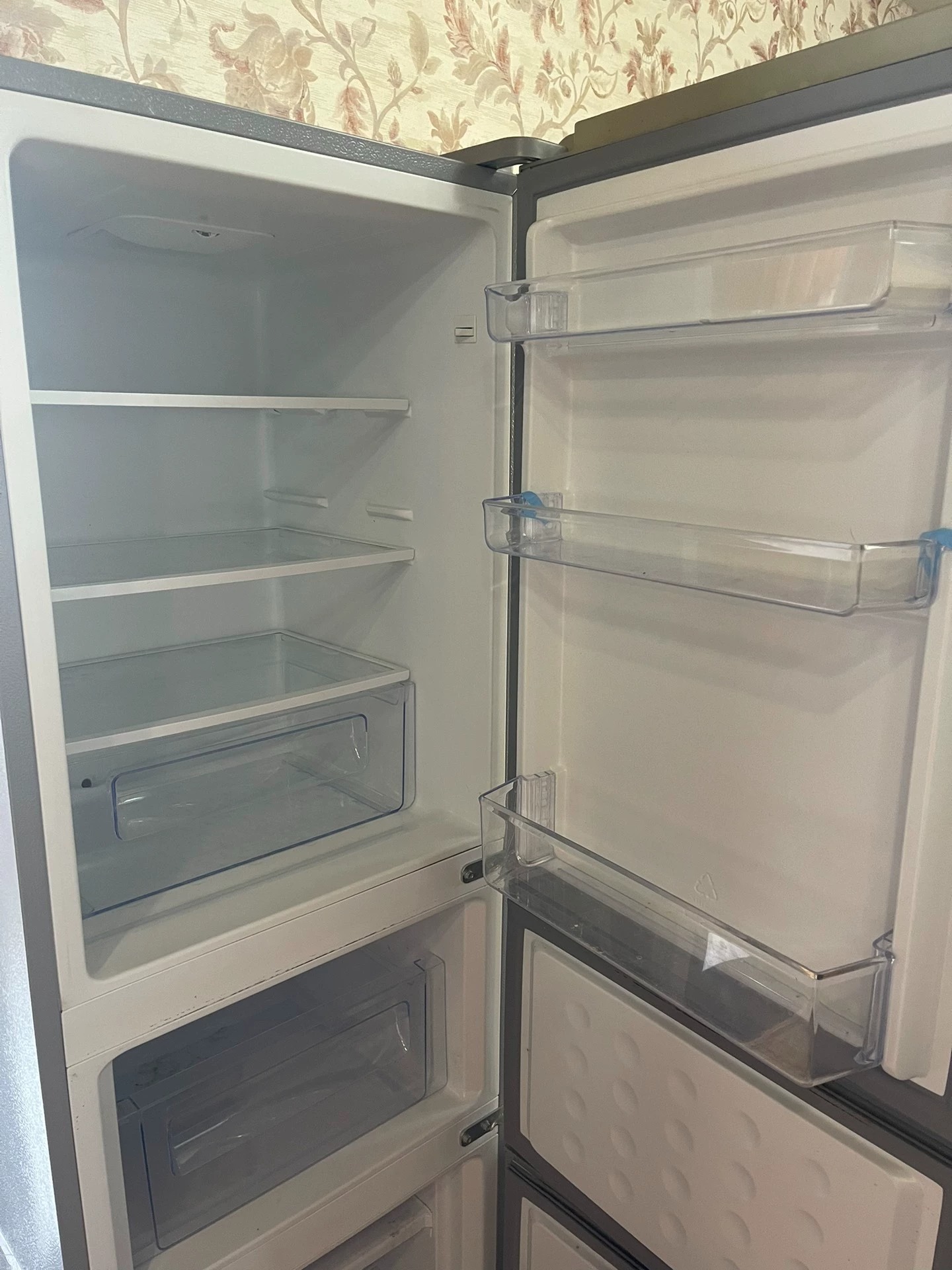 tcl200l3-c三开门冰箱 家里还有一个双开门，主要用那个，这个一直用不太到，出了藤地方，都是好的没有任何问题没有维修过也没有磕碰，内里干净无异味！个人闲置